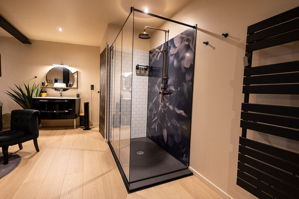 La douche XXL de la suite romantique L'Atelier
