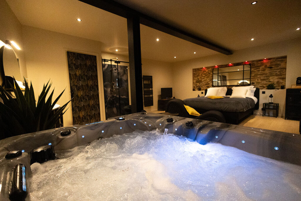 Le jacuzzi privatif de la suite romantique L'Atelier de chez Douce Évasion