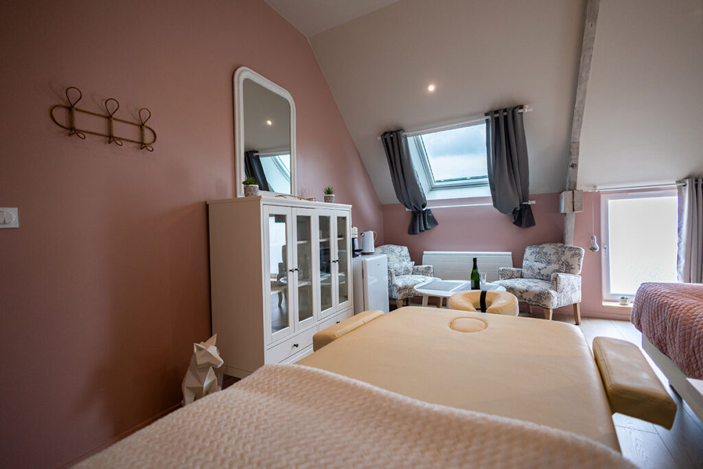 La table de massage de la suite romantique Le Cocon de Douce Évasion