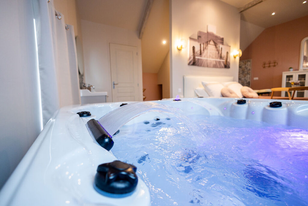 Le jacuzzi privatif de la suite Le Cocon chez Douce Évasion